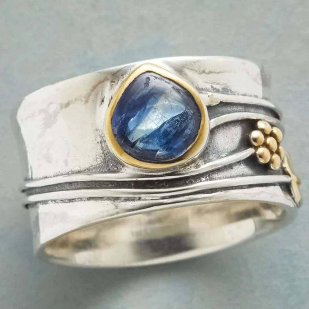 SAPPHIRE | CLASSIC BLUE STONE VINTAGE RING