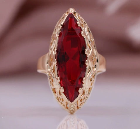 SAVANNAH | GOLD OVAL RING FEATURING A RED CRYSTAL