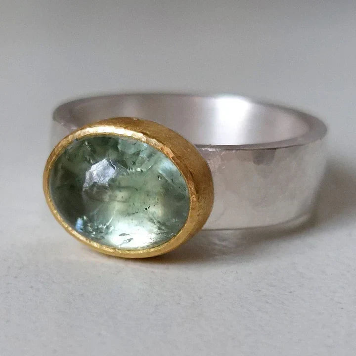 EMERALD | VINTAGE GREEN RING WITH SMOOTH STONE